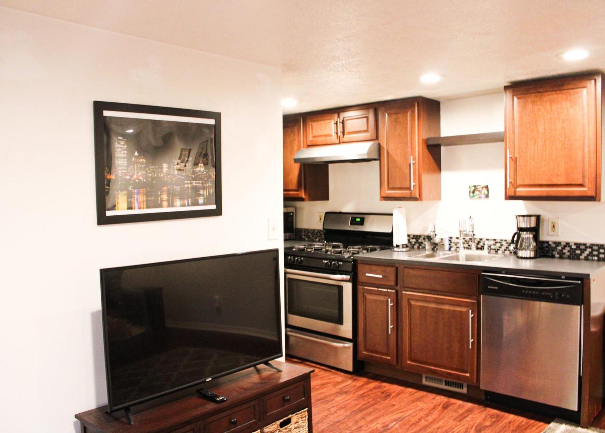 1 Bed Apt - Amazing Location 1 Block To Carson St พิตต์สเบิร์ก ภายนอก รูปภาพ